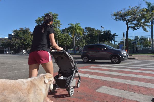 Pedestre atravessando a faixa no bairro Jardim Da Penha, em Vitória por Ricardo Medeiros