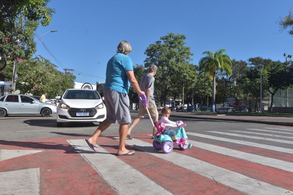 Pedestre atravessando a faixa no bairro Jardim Da Penha, em Vitória por Ricardo Medeiros