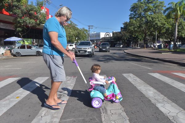 Pedestre atravessando a faixa no bairro Jardim Da Penha, em Vitória por Ricardo Medeiros
