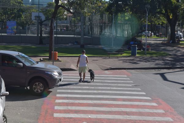 Pedestre atravessando a faixa no bairro Jardim Da Penha, em Vitória por Ricardo Medeiros