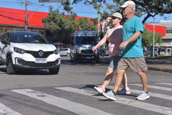 Pedestre atravessando a faixa no bairro Jardim Da Penha, em Vitória por Ricardo Medeiros