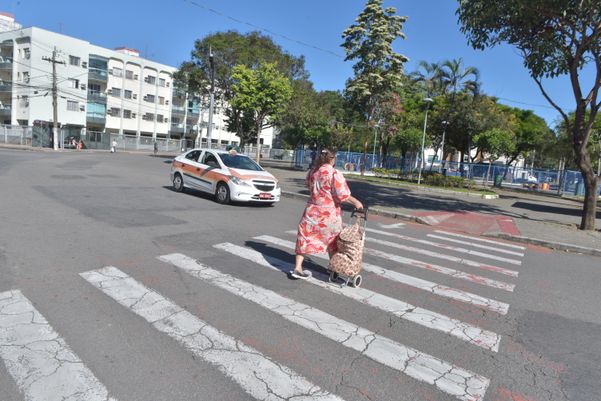 Pedestre atravessando a faixa no bairro Jardim Da Penha, em Vitória por Ricardo Medeiros