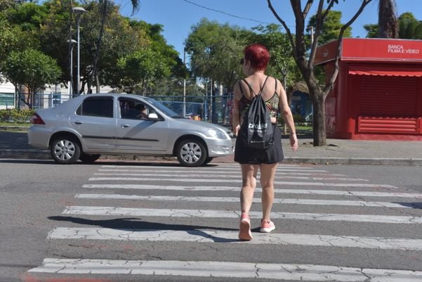 Pedestre atravessando a faixa no bairro Jardim Da Penha, em Vitória por Ricardo Medeiros