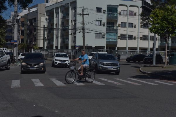 Pedestre atravessando a faixa no bairro Jardim Da Penha, em Vitória por Ricardo Medeiros