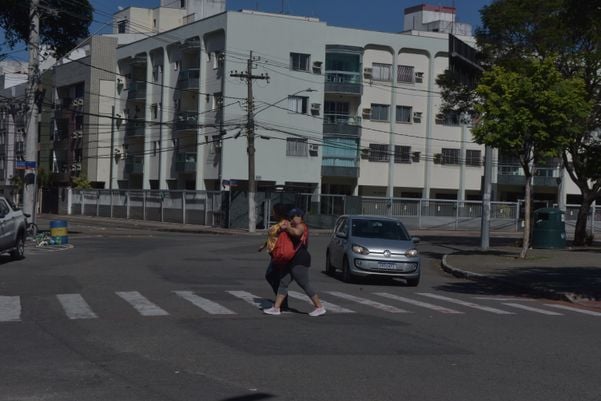 Pedestre atravessando a faixa no bairro Jardim Da Penha, em Vitória por Ricardo Medeiros