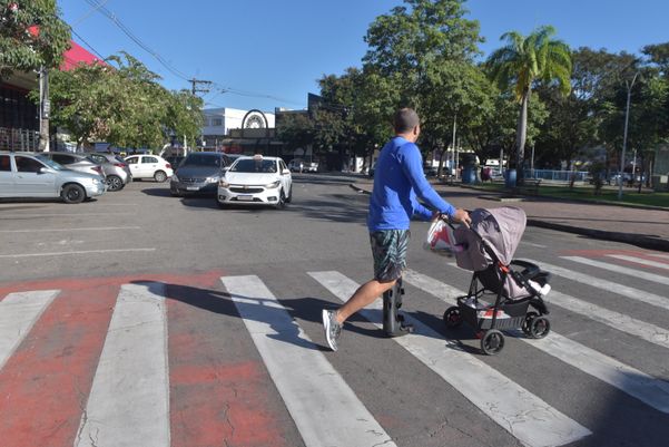 Pedestre atravessando a faixa no bairro Jardim Da Penha, em Vitória por Ricardo Medeiros