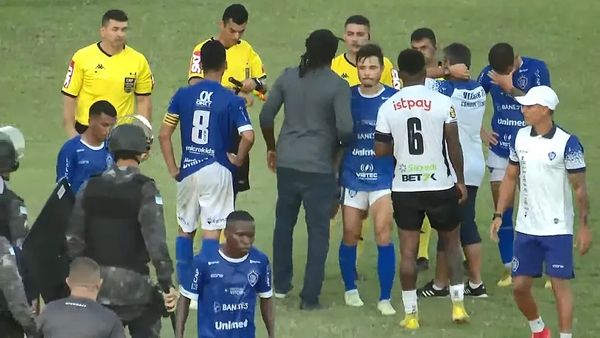 Ney Barreto (ao centro) e jogadores do Vitória protestaram ao fim da partida