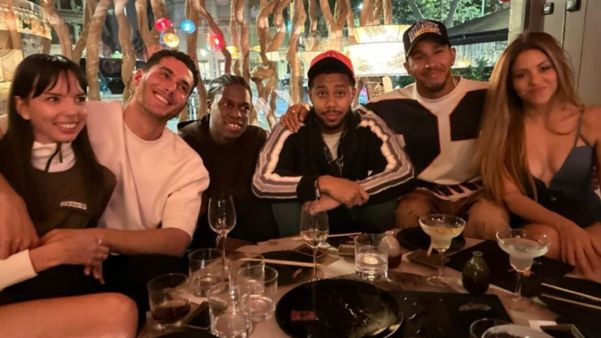 Registro de Shakira, Lewis Hamilton e alguns amigos em um restaurante, na Espanha, na noite de 4 de junho