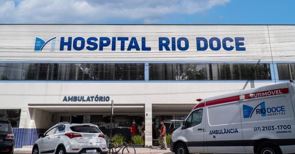 Vítima de 46 anos está em estado grave, internada na UTI do Hospital Rio Doce, na mesma cidade; crime ocorreu na noite de domingo (12)