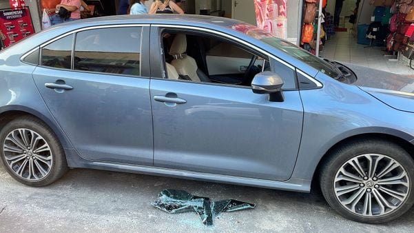 Crianças estavam dentro de um carro, que teve o vidro quebrado para o resgate