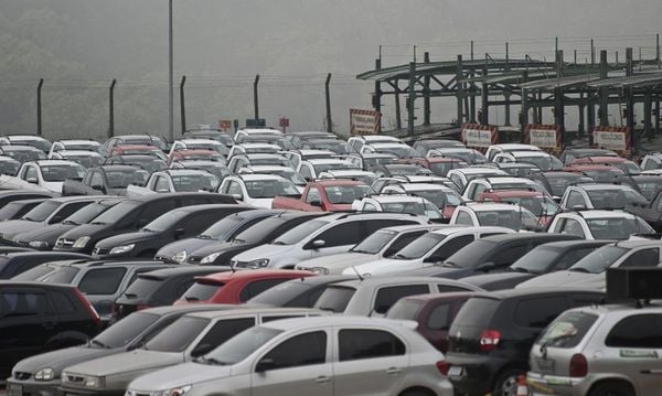 Fábricas esperam que queda de impostos pode aumentar venda de carros
