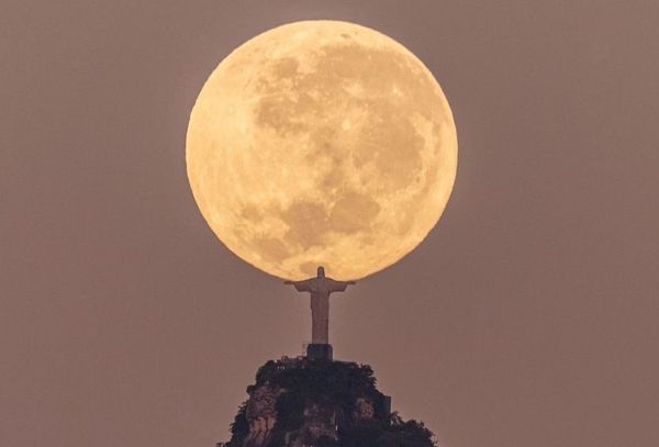 Fotógrafo registra Cristo Redentor 'segurando' a Lua e viraliza na internet