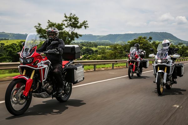 Grupo de motocicletas na estrada