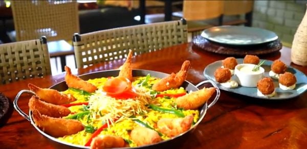 Uma das atrações gastronômicas de Alegre, o Alto da Serra Butiquim serve pratos como Jangadeiro, um risoto de camarão empanado, e o queridinho do público: bolinho de costela