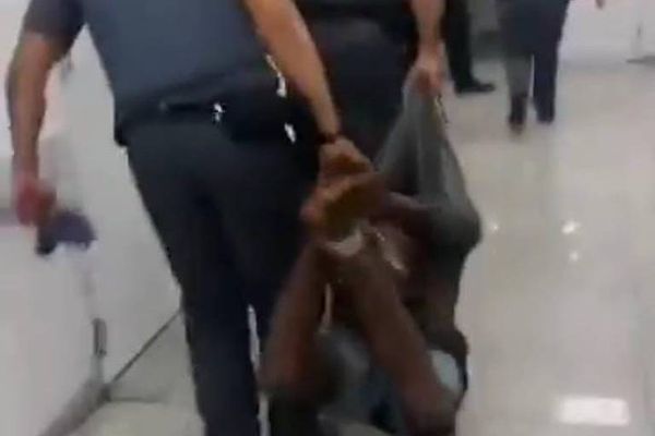 Homem negro é amarrado pelos pés e mãos e carregado por policiais em São Paulo