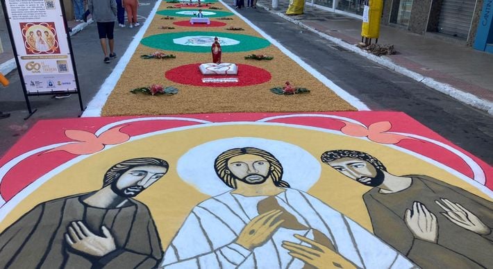 Imagens registradas na cidade do Sul do Espírito Santo nesta quinta-feira de Corpus Christi mostram os tradicionais tapetes enfeitando as ruas do município