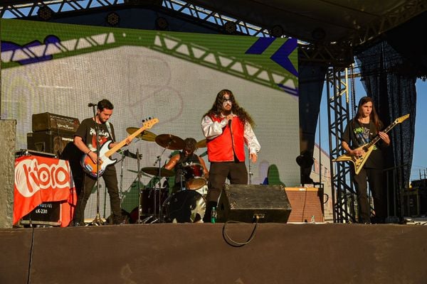 A banda Em Chamas animou o Rock da Tarde do Festival de Alegre por Arthur Louzada