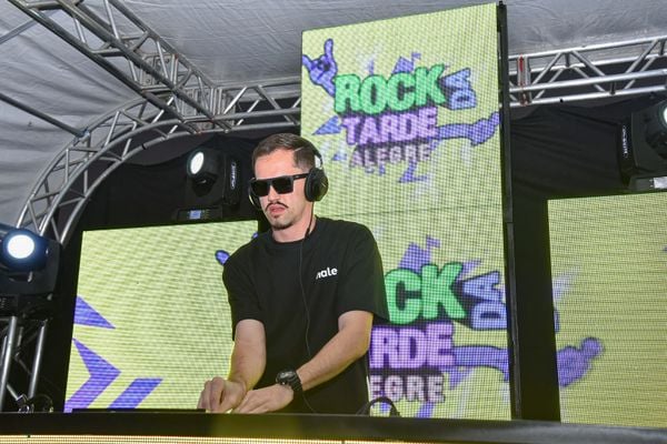 DJs abriram os trabalhos do primeiro dia do Rock da Tarde no Festival de Alegre por Arthur Louzada