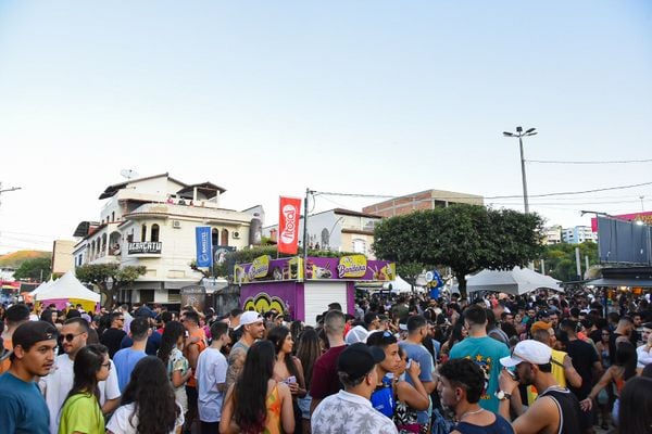 Galera começou a chegar ao Rock da Tarde por volta das 14h desta quinta por Arthur Louzada