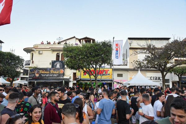 Galera começou a chegar ao Rock da Tarde por volta das 14h desta quinta por Arthur Louzada