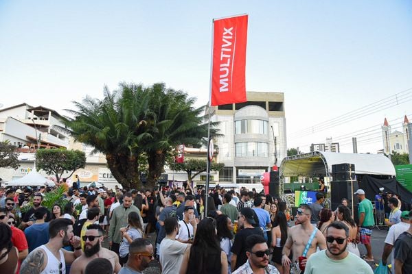 Galera começou a chegar ao Rock da Tarde por volta das 14h desta quinta por Arthur Louzada