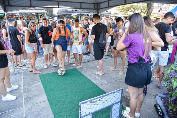 Galera começou a chegar ao Rock da Tarde por volta das 14h desta quinta por Arthur Louzada