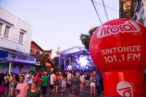 Galera começou a chegar ao Rock da Tarde por volta das 14h desta quinta por Arthur Louzada