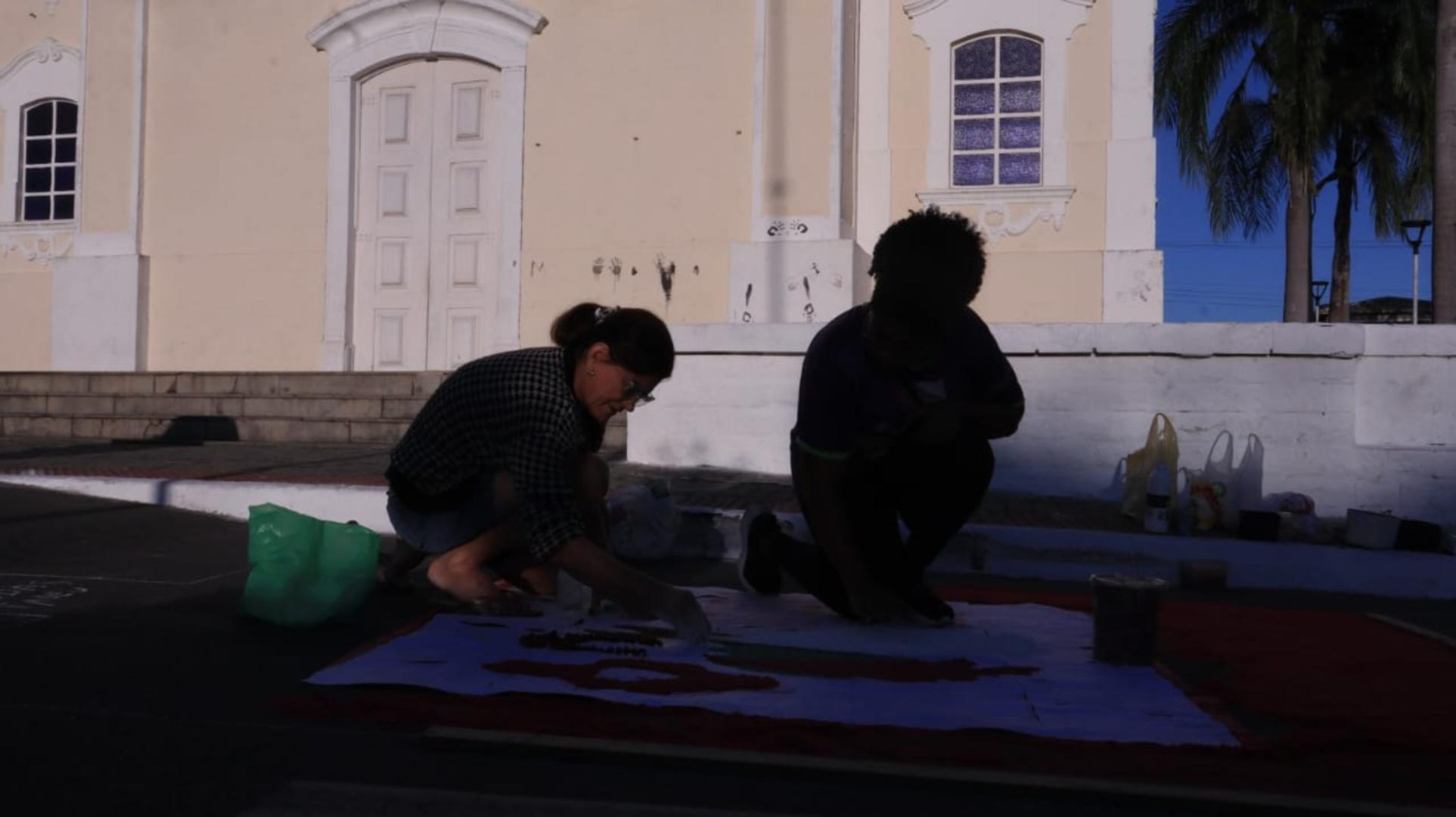 Moradores de Serra Sede confeccionam tapetes de Corpus Christi