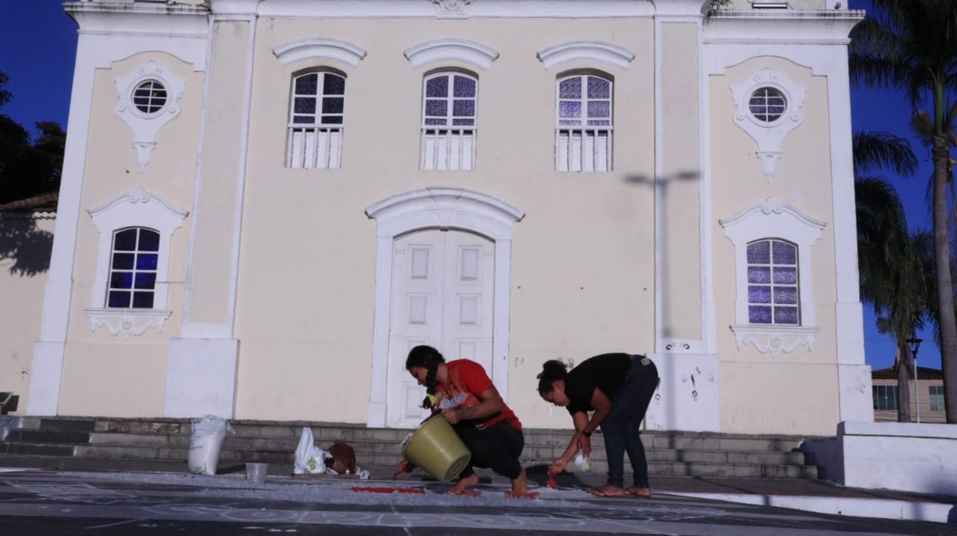 Moradores de Serra Sede confeccionam tapetes de Corpus Christi