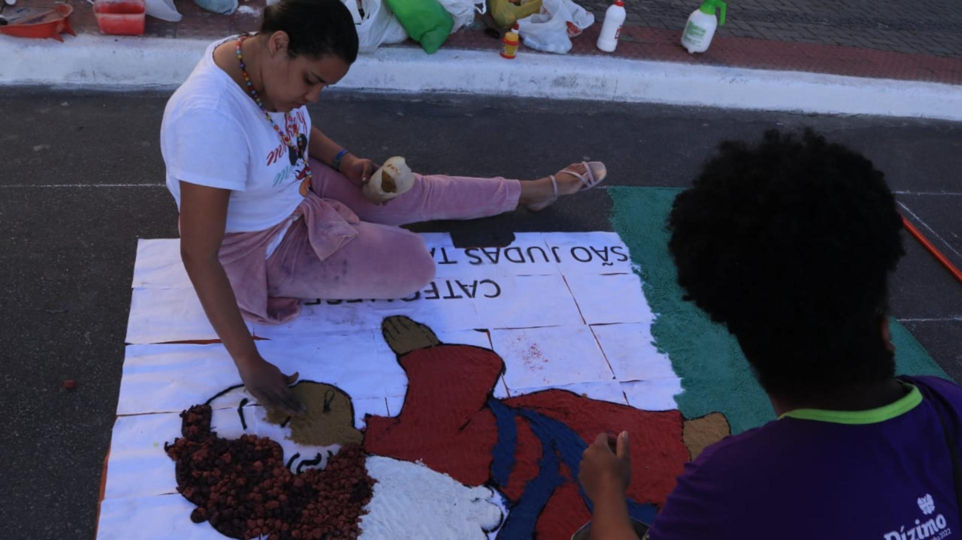 Moradores de Serra Sede confeccionam tapetes de Corpus Christi