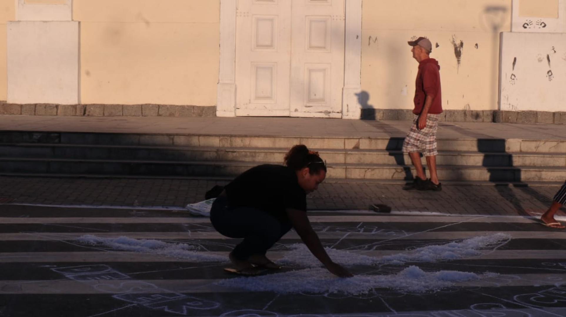 Moradores de Serra Sede confeccionam tapetes de Corpus Christi