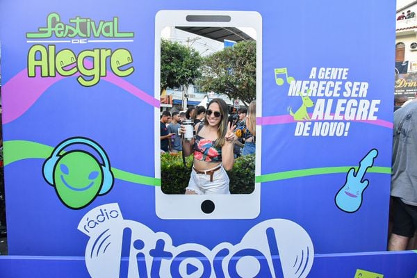 O banner da Rádio Litoral FM chamou a atenção do público que curiu o Rock da Tarde no primeiro dia do Festival de Alegre por Arthur Louzada