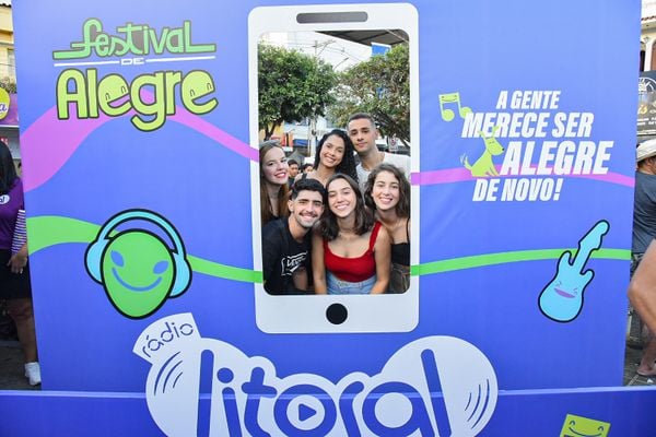 O banner da Rádio Litoral FM chamou a atenção do público que curiu o Rock da Tarde no primeiro dia do Festival de Alegre por Arthur Louzada