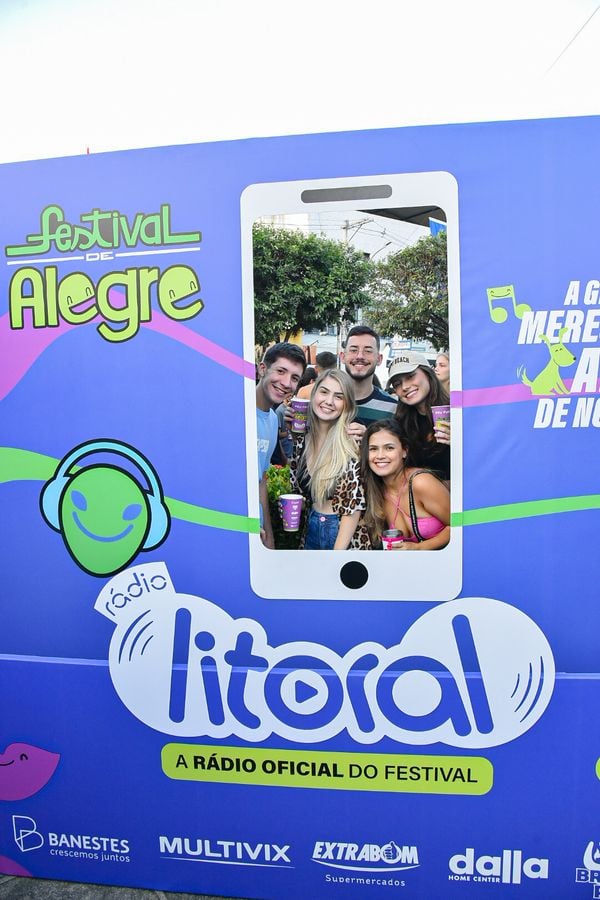 O banner da Rádio Litoral FM chamou a atenção do público que curiu o Rock da Tarde no primeiro dia do Festival de Alegre por Arthur Louzada