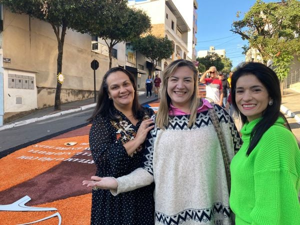Suerllen Garcia Bronholi  saiu de Rio Bananal com as amigas para prestigiar os tapetes  por Sara de Oliveira 
