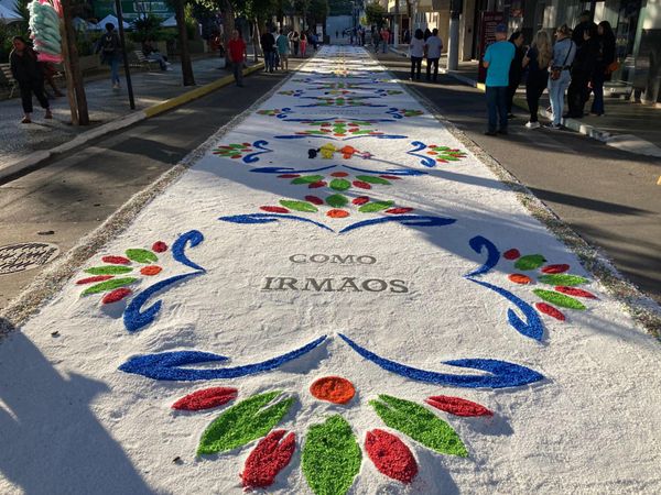 Tapetes de Corpus Christi enfeitam as ruas de Castelo, no Sul do ES por Sara Oliveira