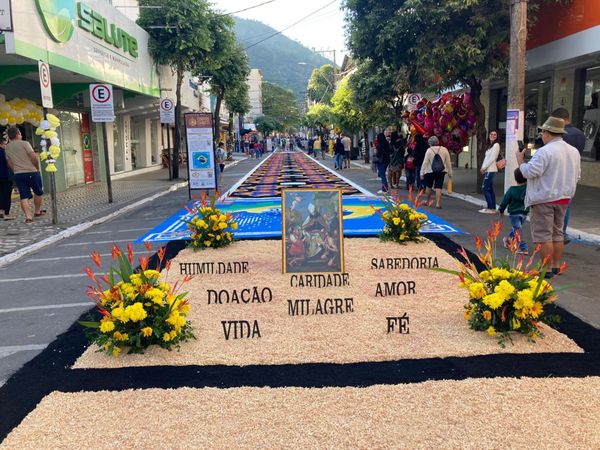 Tapetes de Corpus Christi enfeitam as ruas de Castelo, no Sul do ES por Sara Oliveira