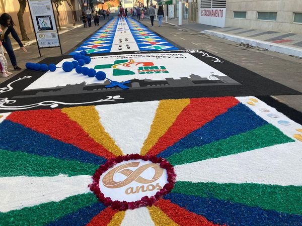 Tapetes de Corpus Christi enfeitam as ruas de Castelo, no Sul do ES por Sara Oliveira