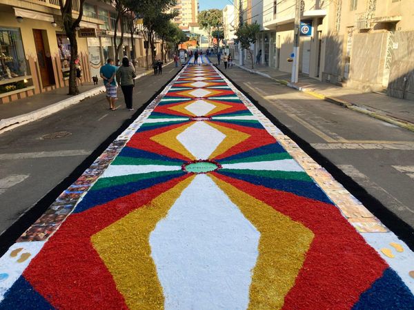 Tapetes de Corpus Christi enfeitam as ruas de Castelo, no Sul do ES por Sara Oliveira