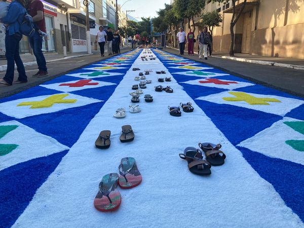 Tapetes de Corpus Christi enfeitam as ruas de Castelo, no Sul do ES por Sara Oliveira