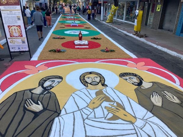 Imagens registradas na cidade do Sul do Espírito Santo nesta quinta-feira de Corpus Christi mostram os tradicionais tapetes enfeitando as ruas do município