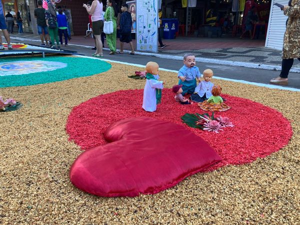 Tapetes de Corpus Christi enfeitam as ruas de Castelo, no Sul do ES por Sara Oliveira