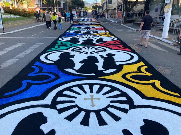 Tapetes de Corpus Christi enfeitam as ruas de Castelo, no Sul do ES por Sara Oliveira