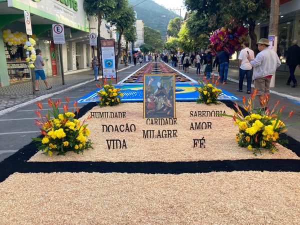 Tapetes de Corpus Christi enfeitam as ruas de Castelo, no Sul do ES por Sara Oliveira