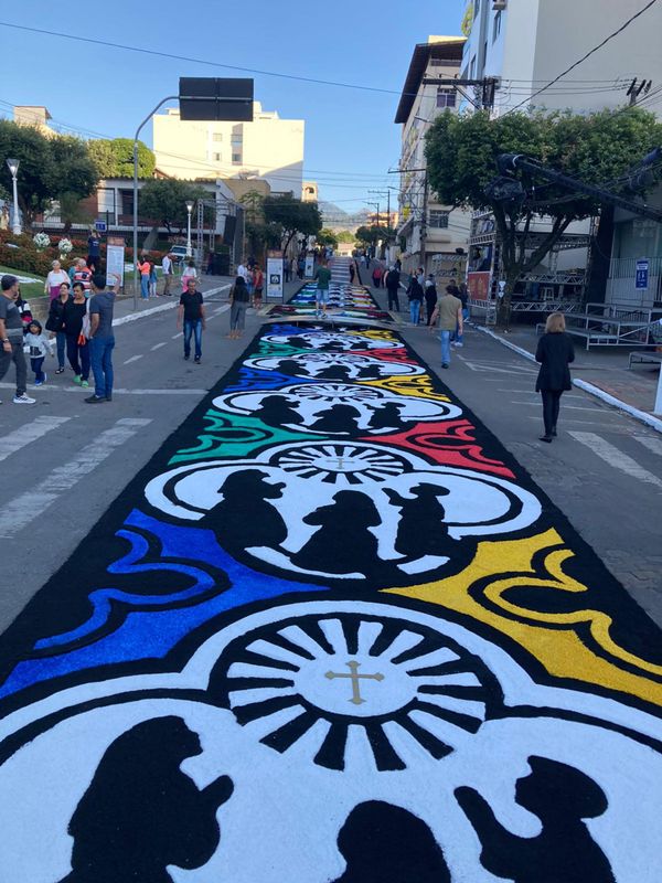 Tapetes de Corpus Christi enfeitam as ruas de Castelo, no Sul do ES por Sara Oliveira