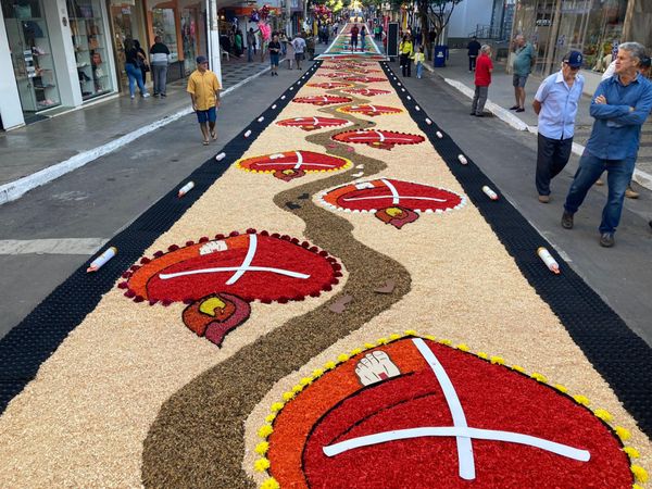 Tapetes de Corpus Christi enfeitam as ruas de Castelo, no Sul do ES por Sara Oliveira