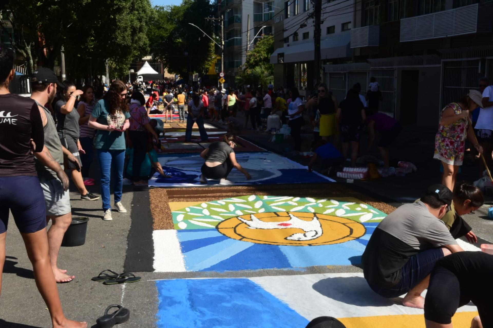 Tapetes de Corpus Christi na rua da Igreja de São Francisco, em Jardim da Penha