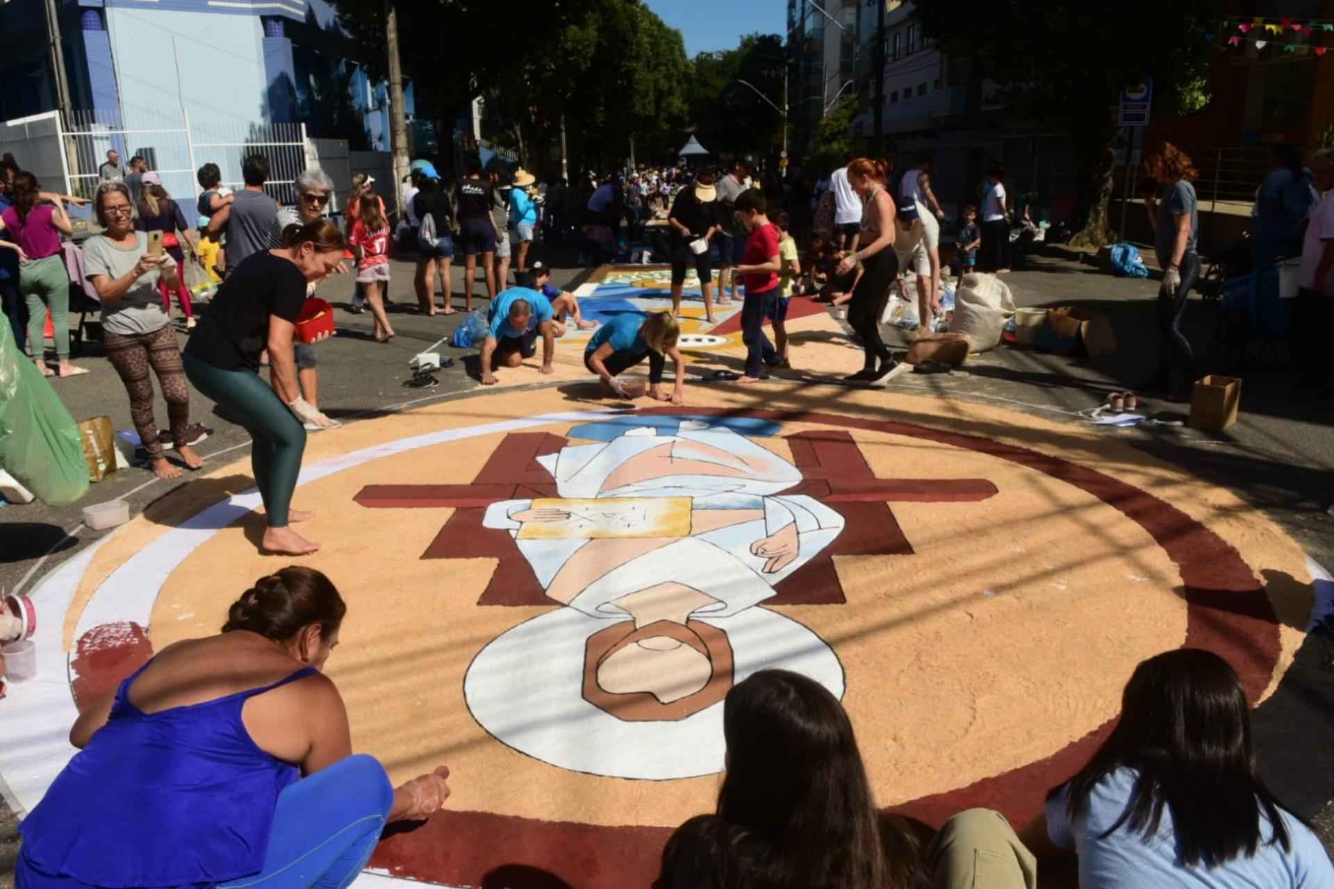 Tapetes de Corpus Christi na rua da Igreja de São Francisco, em Jardim da Penha