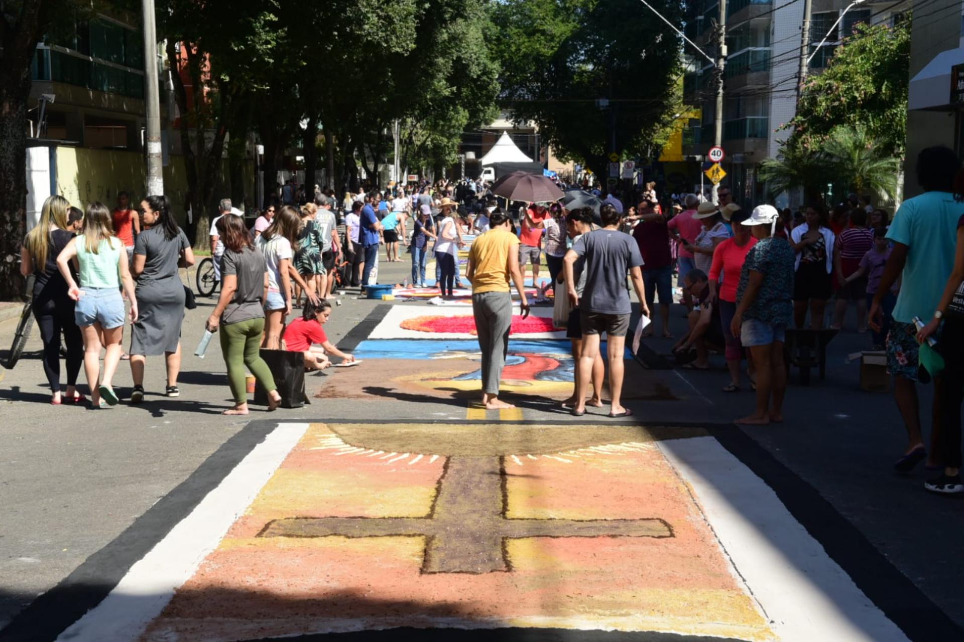 Tapetes de Corpus Christi na rua da Igreja de São Francisco, em Jardim da Penha