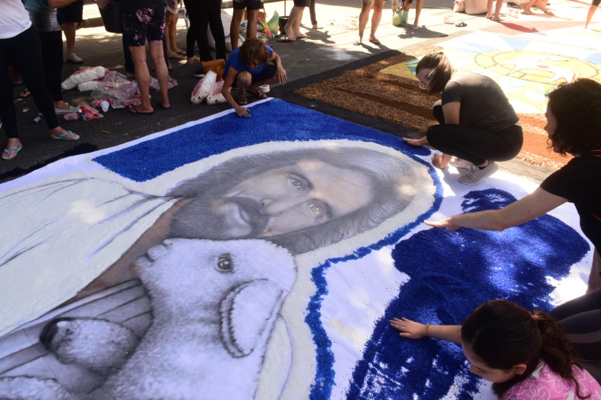 Tapetes de Corpus Christi na rua da Igreja de São Francisco, em Jardim da Penha